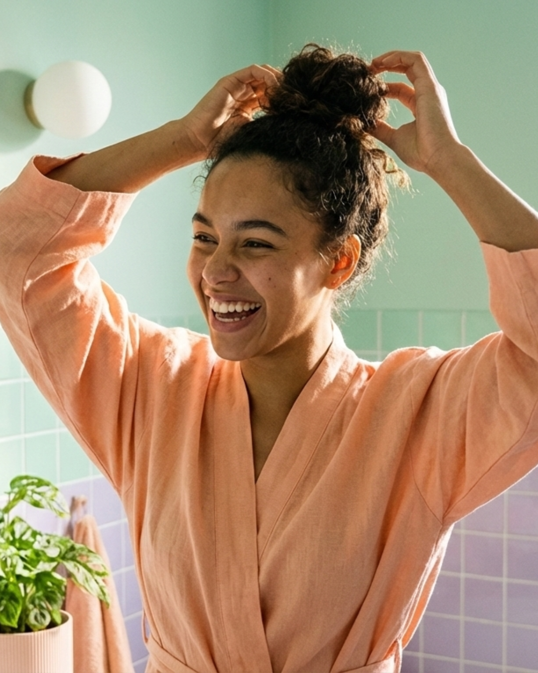 femme sourire peignoir salle de bain coloré 